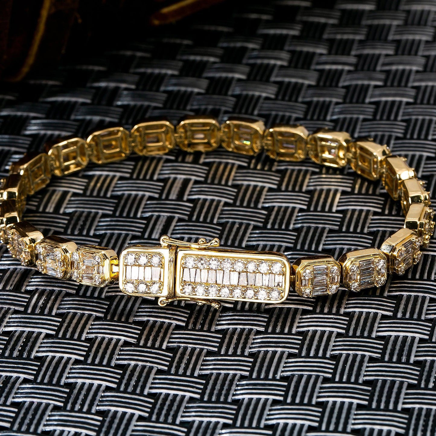 14K YELLOW GOLD BRACELET WITH 5.90 CT BAGUETTE DIAMONDS