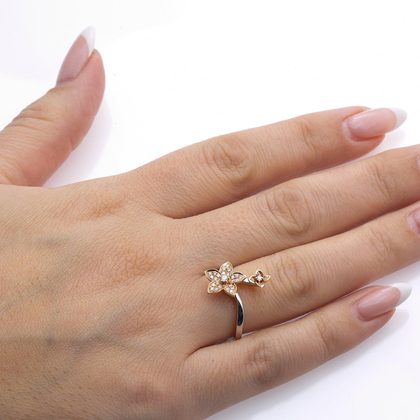 Ladies 18k White Gold Diamond 0.20 CT Right Hand Ring