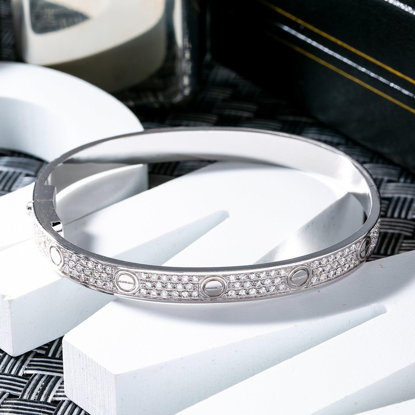 18K GOLD BANGLE BRACELET 4.05 CT DIAMONDS