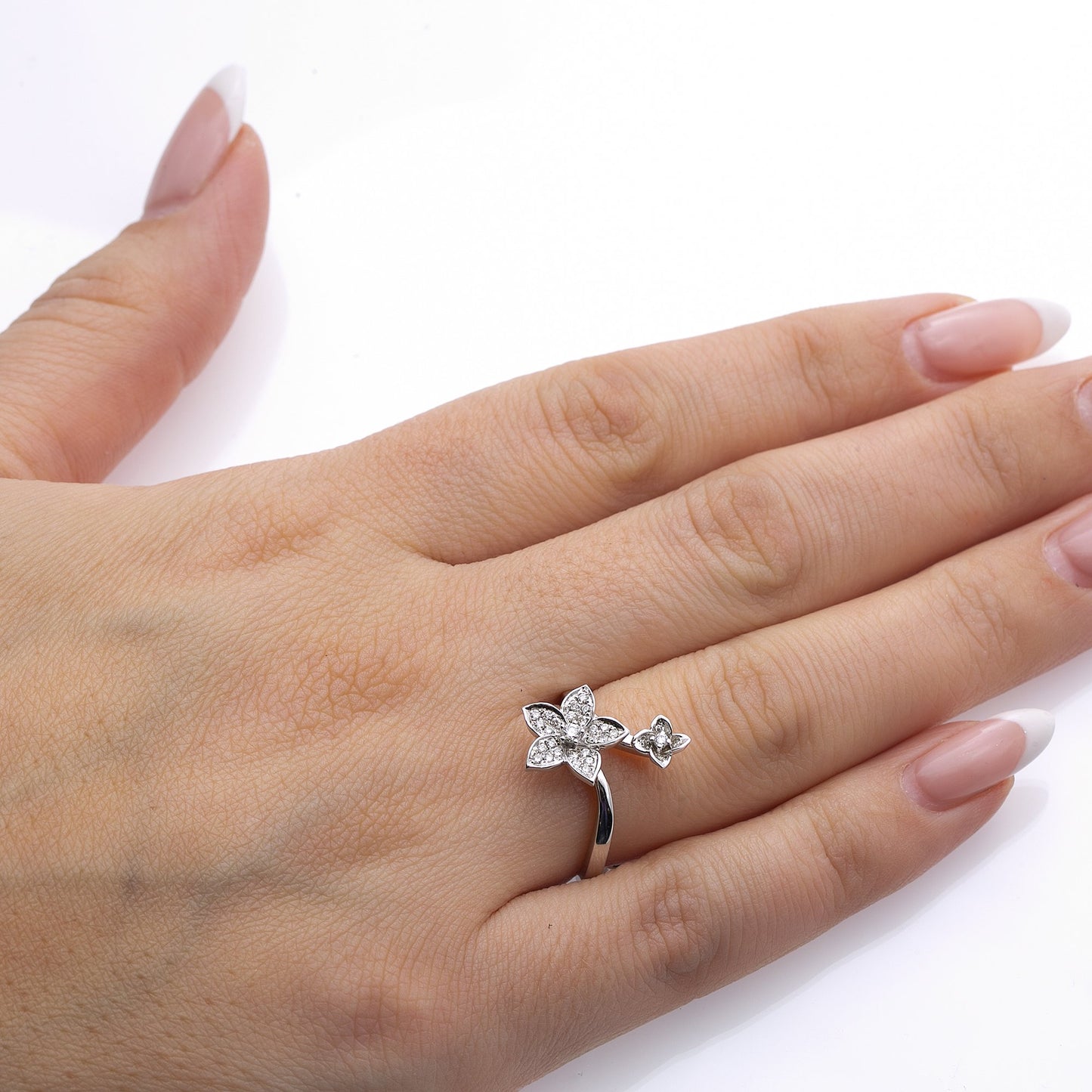 Ladies 18k White Gold With 0.20CT Right Hand Ring