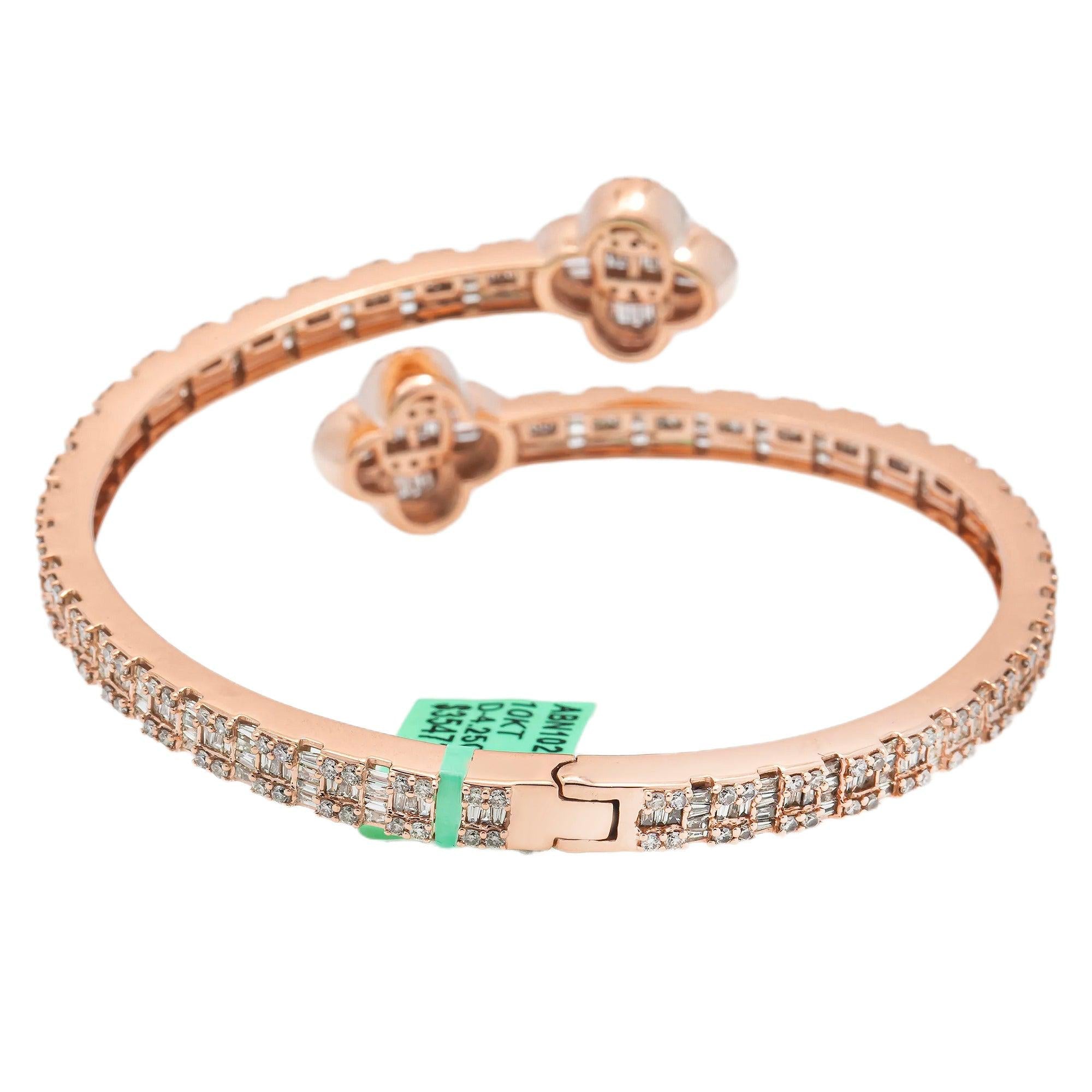 10K GOLD BAGUETTE AND ROUND DIAMONDS CLOVER BANGLE BRACELET 4.25 CT