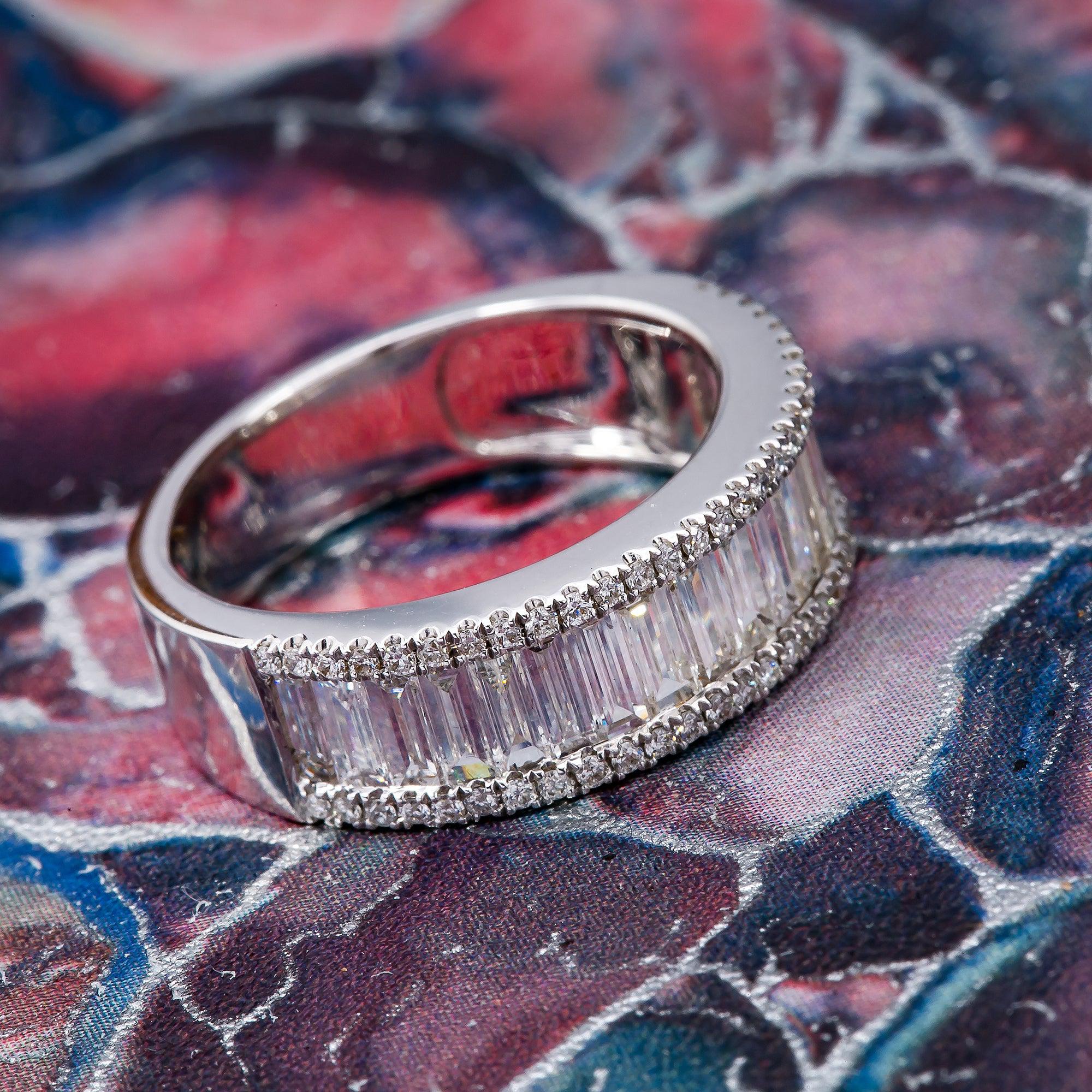 UNISEX 18K WHITE GOLD BAND WITH BAGUETTE AND ROUND CUT DIAMONDS 1.85CT