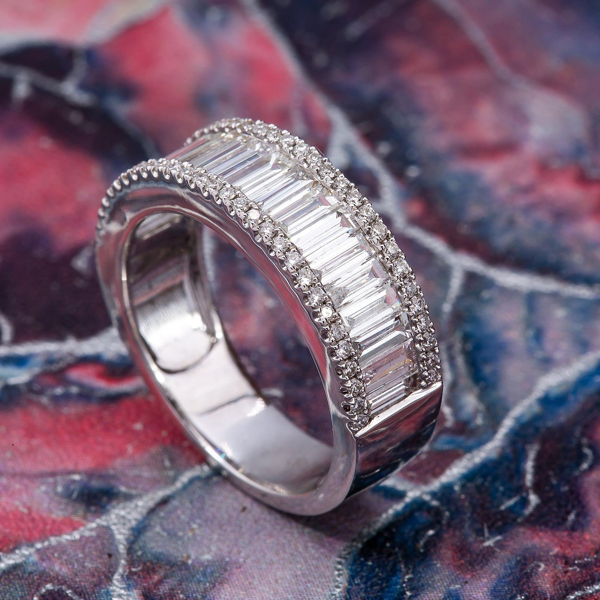 UNISEX 18K WHITE GOLD BAND WITH BAGUETTE AND ROUND CUT DIAMONDS 1.85CT