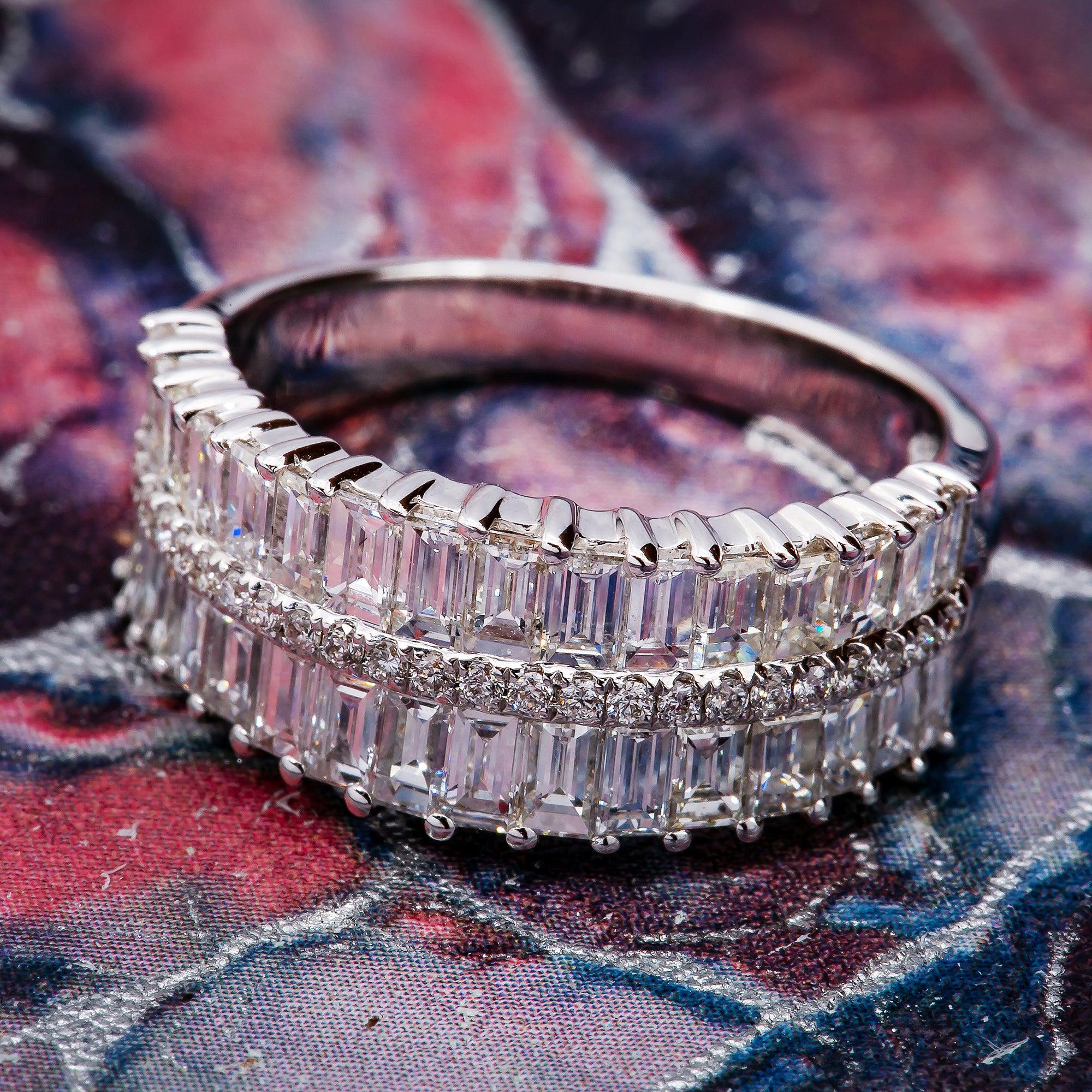 UNISEX 18K WHITE GOLD BAND WITH BAGUETTE AND ROUND CUT DIAMONDS 1.85CT