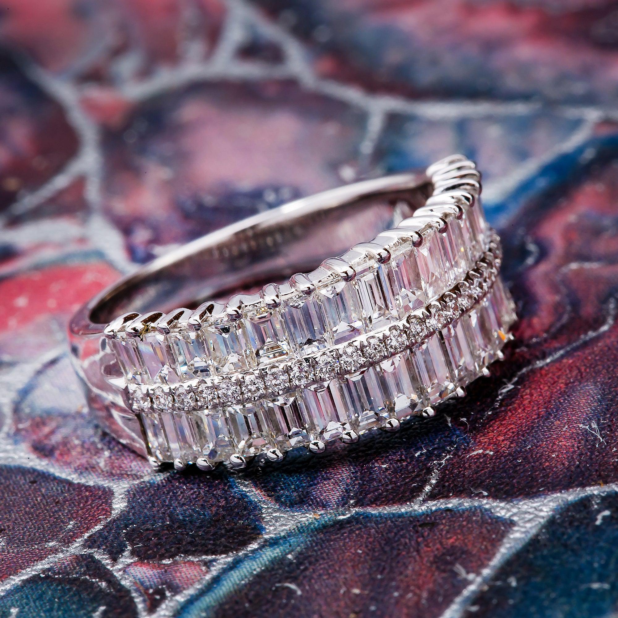 UNISEX 18K WHITE GOLD BAND WITH BAGUETTE AND ROUND CUT DIAMONDS 1.85CT