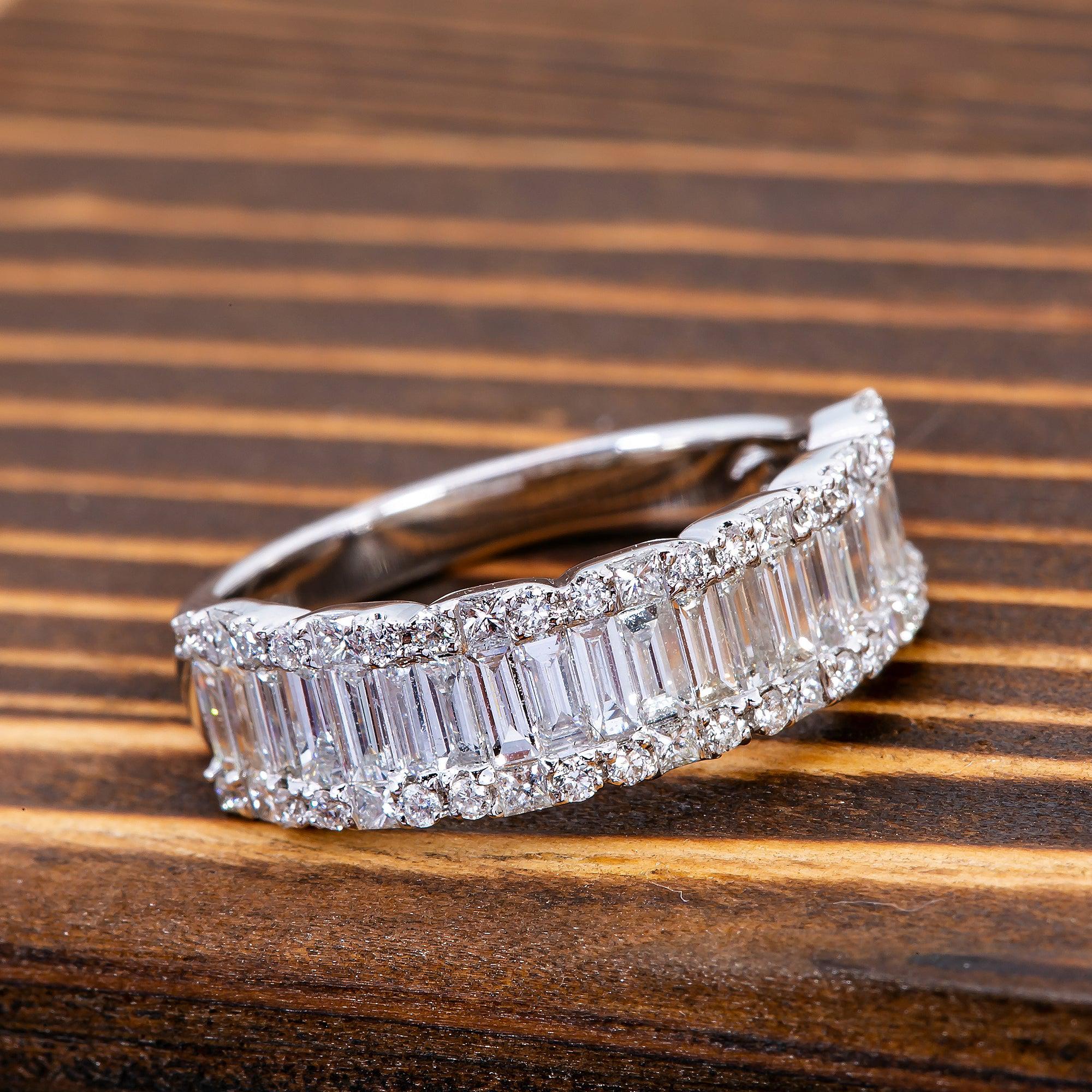 UNISEX 18K WHITE GOLD BAND WITH BAGUETTE AND ROUND CUT DIAMONDS 1.51CT