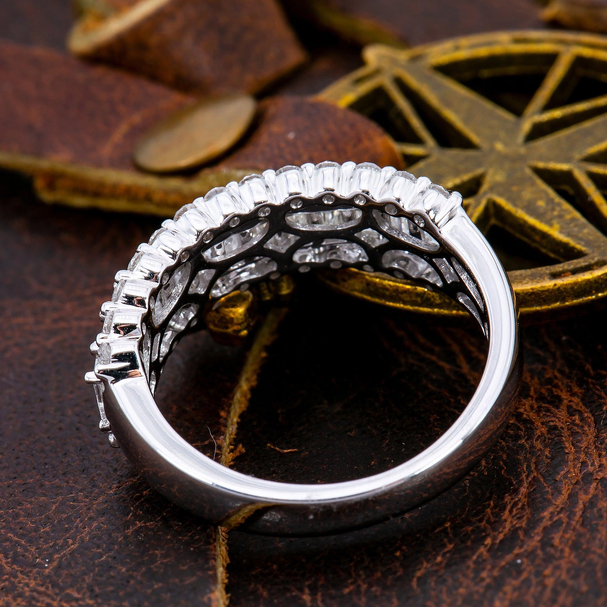 UNISEX 18K WHITE GOLD DIAMOND BAND WITH ROUND AND BAGUETTE DIAMONDS