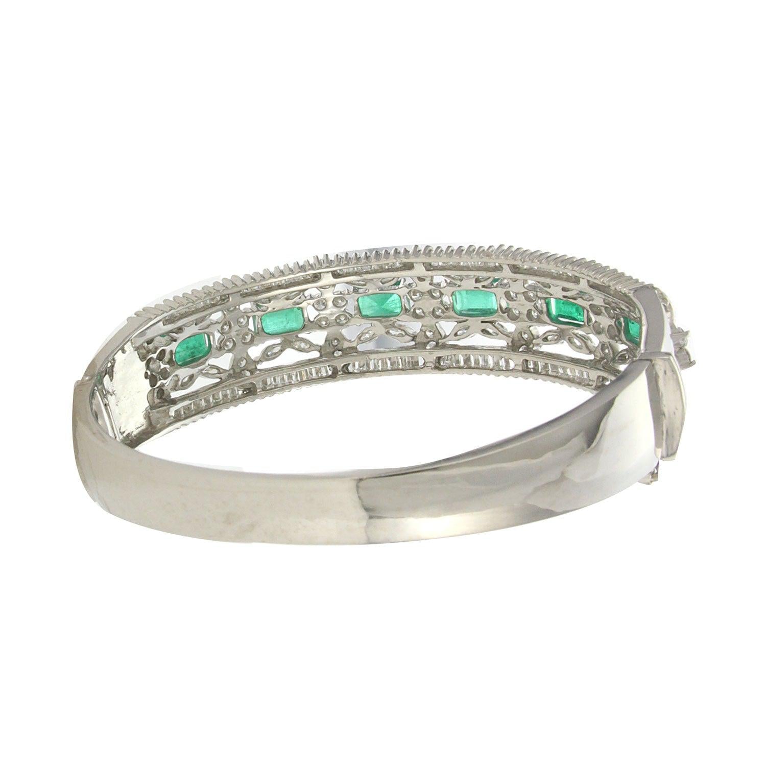 18K White Gold Bangle Diamonds 3.94 CT And Green Emerald Gemstone 8.50 CTW