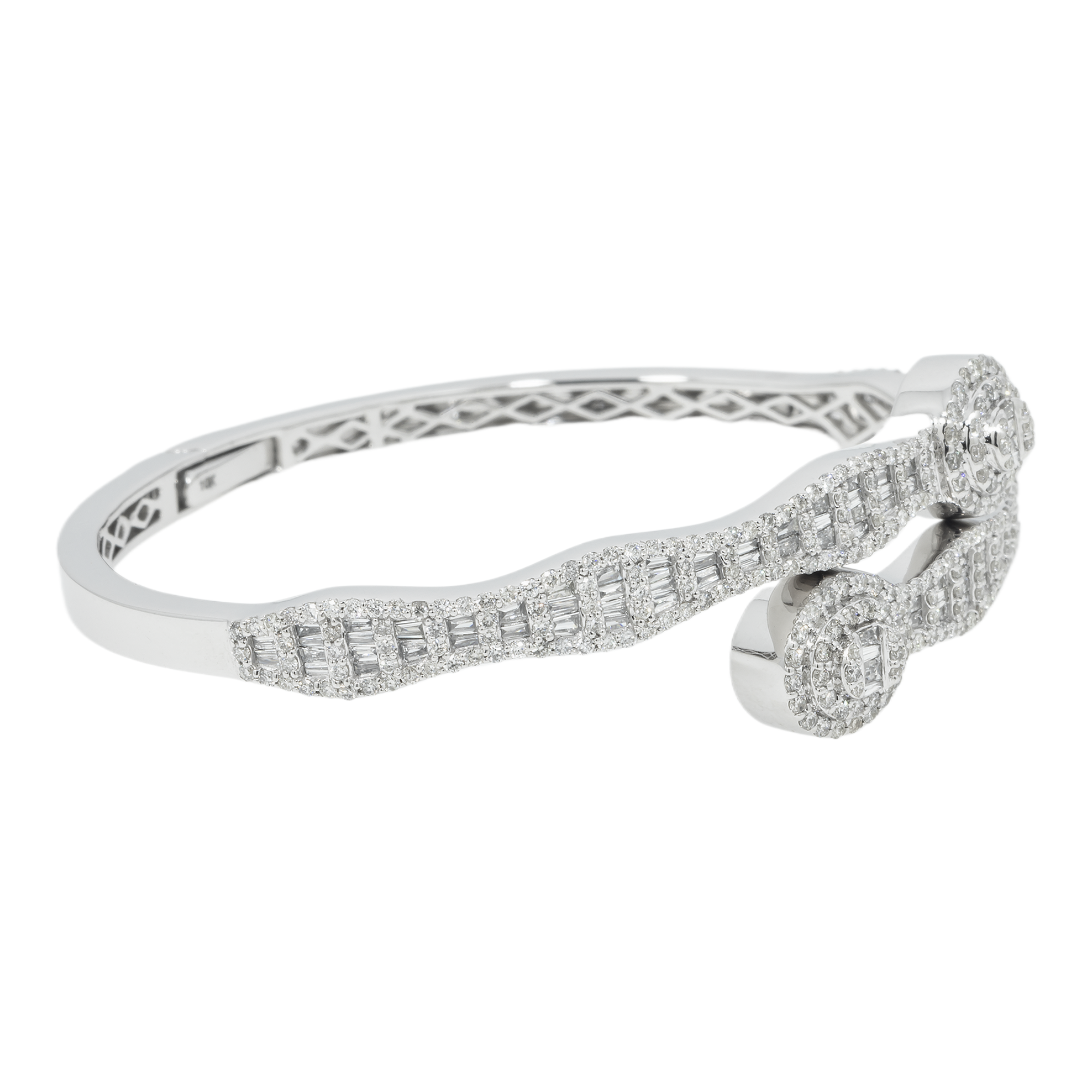 10K GOLD ROUND AND BAGUETTE DIAMOND OVAL BYPASS BANGLE 2.75 CT