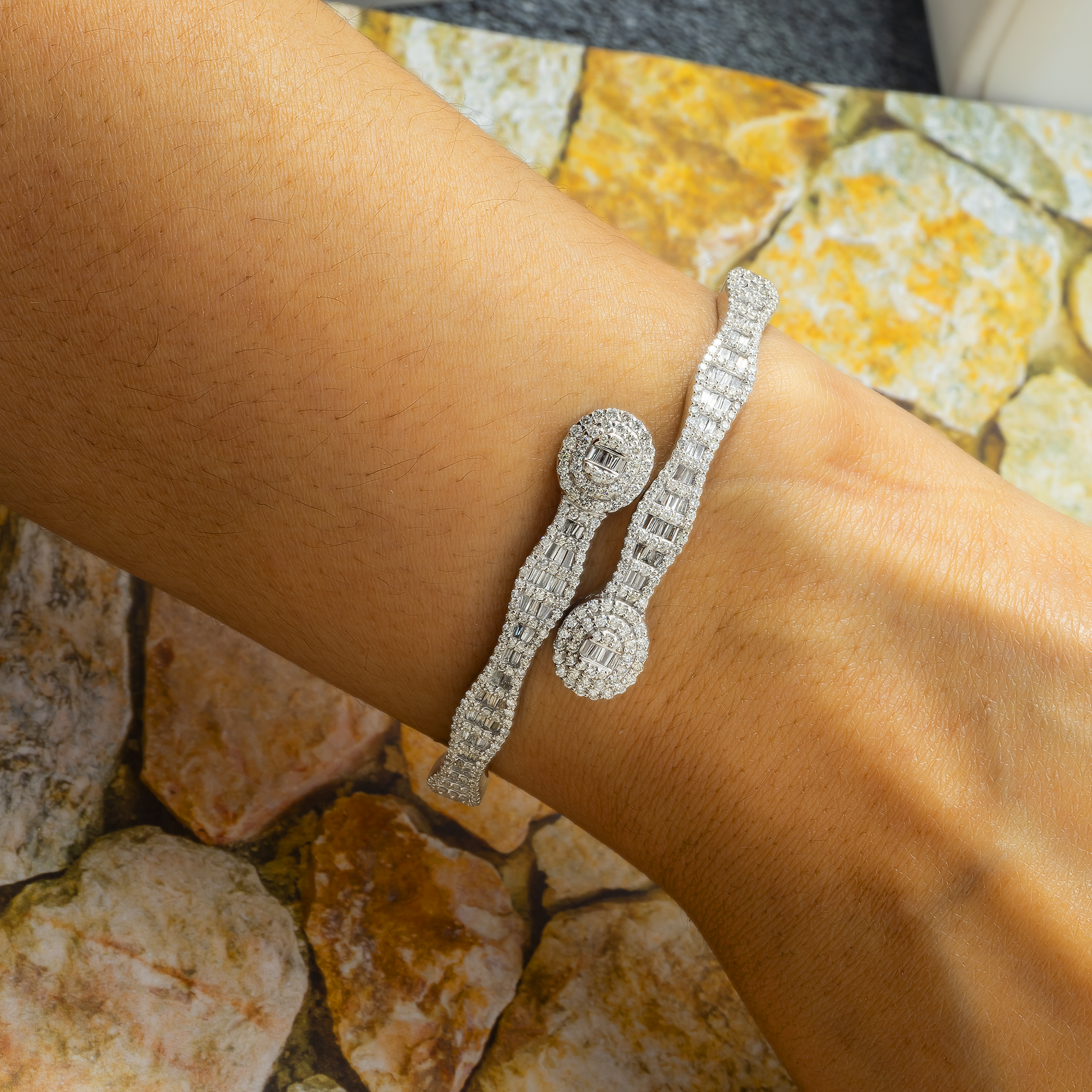 10K GOLD ROUND AND BAGUETTE DIAMOND OVAL BYPASS BANGLE 2.75 CT