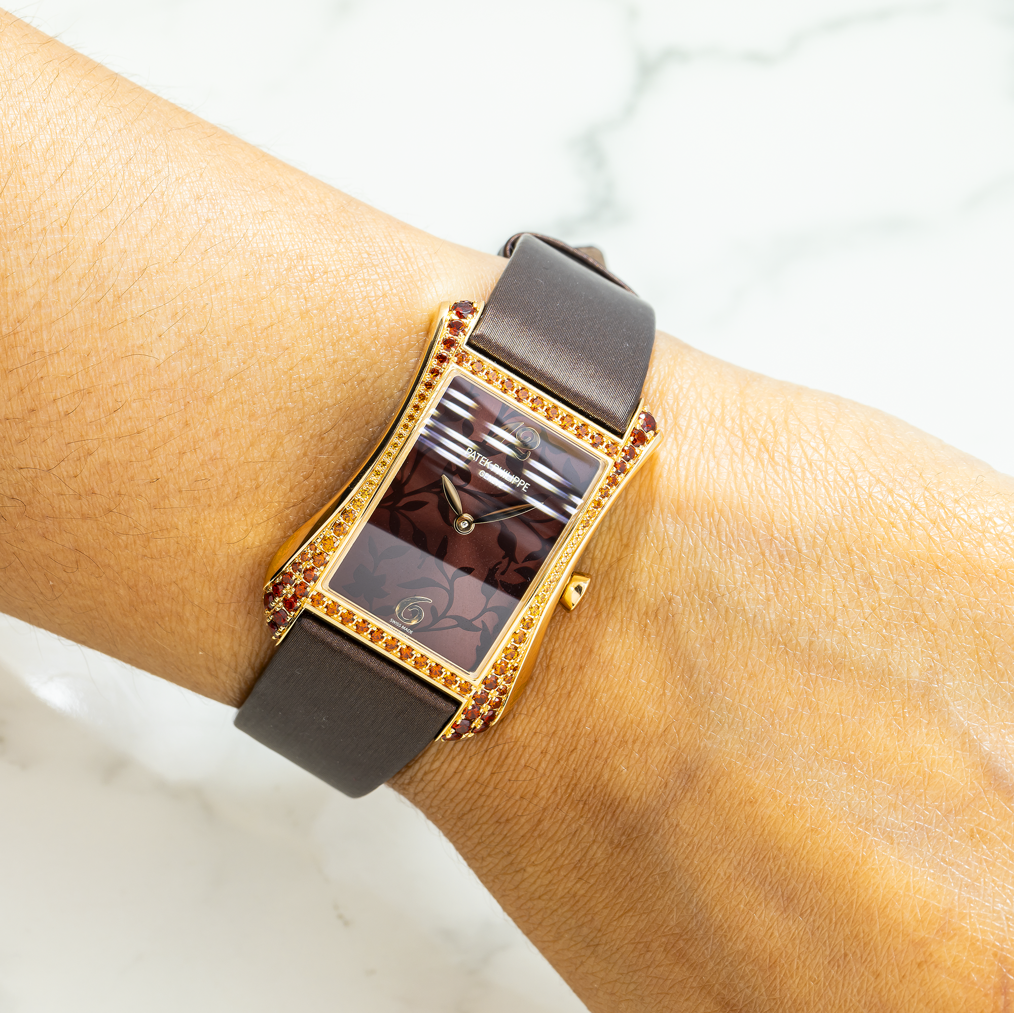 PATEK PHILIPPE GONDOLO SERATA LADIES YELLOW GOLD GEM SET BEZEL BROWN DIAL QUARTZ 4962/200R-001