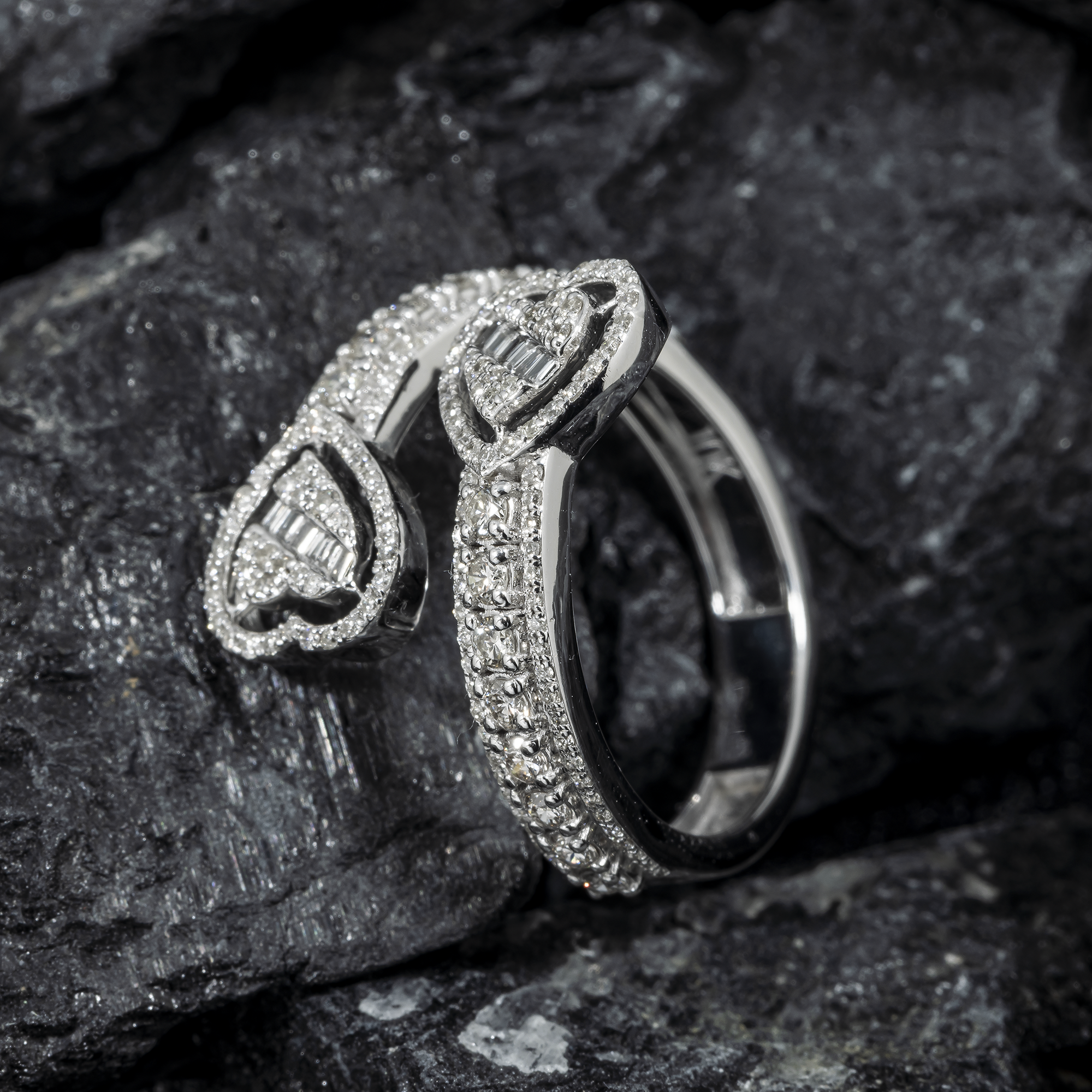 10K GOLD ROUND AND BAGUETTE DIAMOND HEART BYPASS RING 0.90 CT