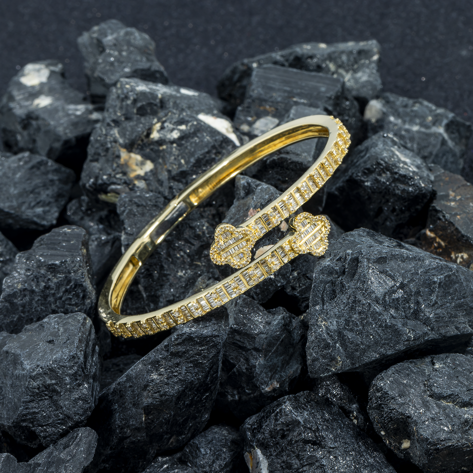 10K GOLD BAGUETTE DIAMONDS OPEN CLOVER BANGLE 1.85 CT