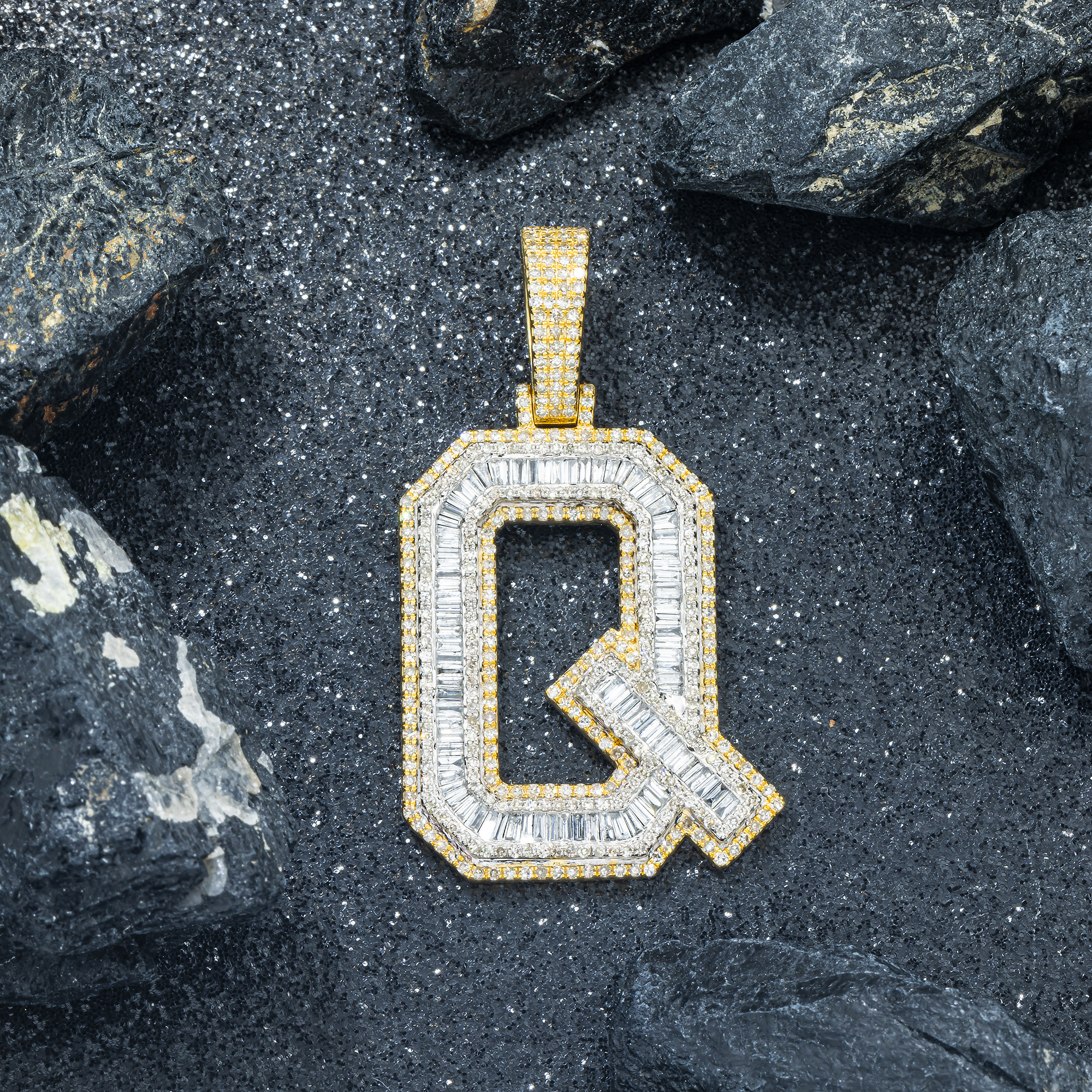 10K GOLD BAGUETTE AND ROUND DIAMOND INITIAL Q PENDANT 2.53 CT