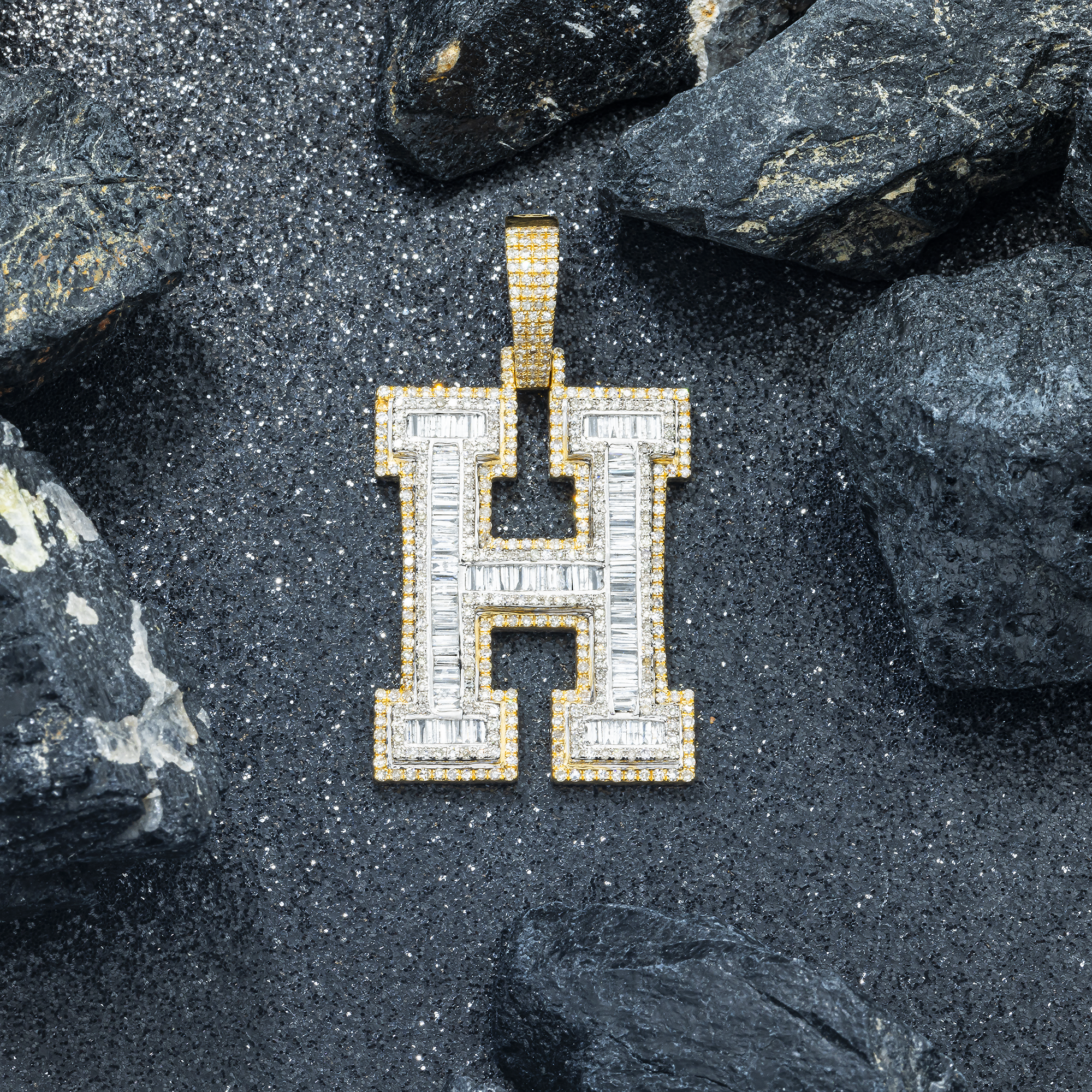 10K GOLD BAGUETTE AND ROUND DIAMOND INITIAL H PENDANT 2.96 CT