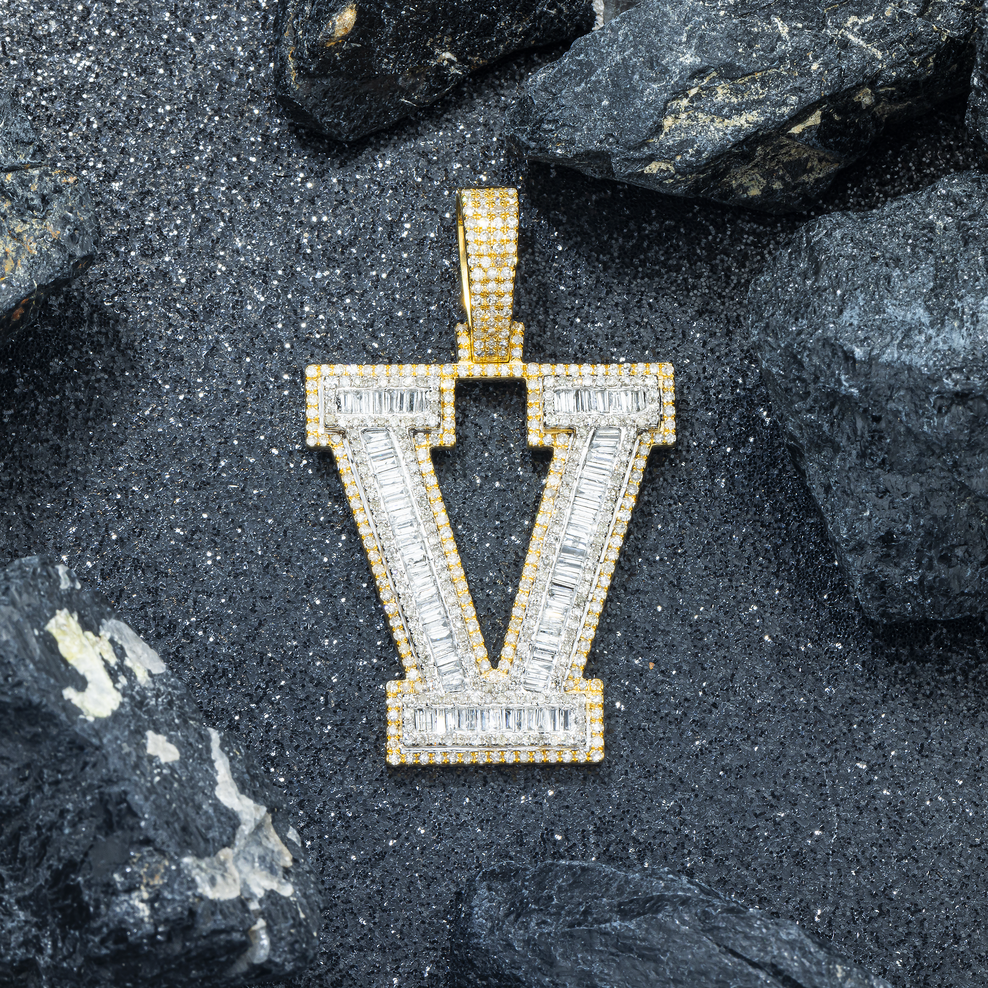 10K GOLD BAGUETTE AND ROUND DIAMOND INITIAL V PENDANT 2.31 CT