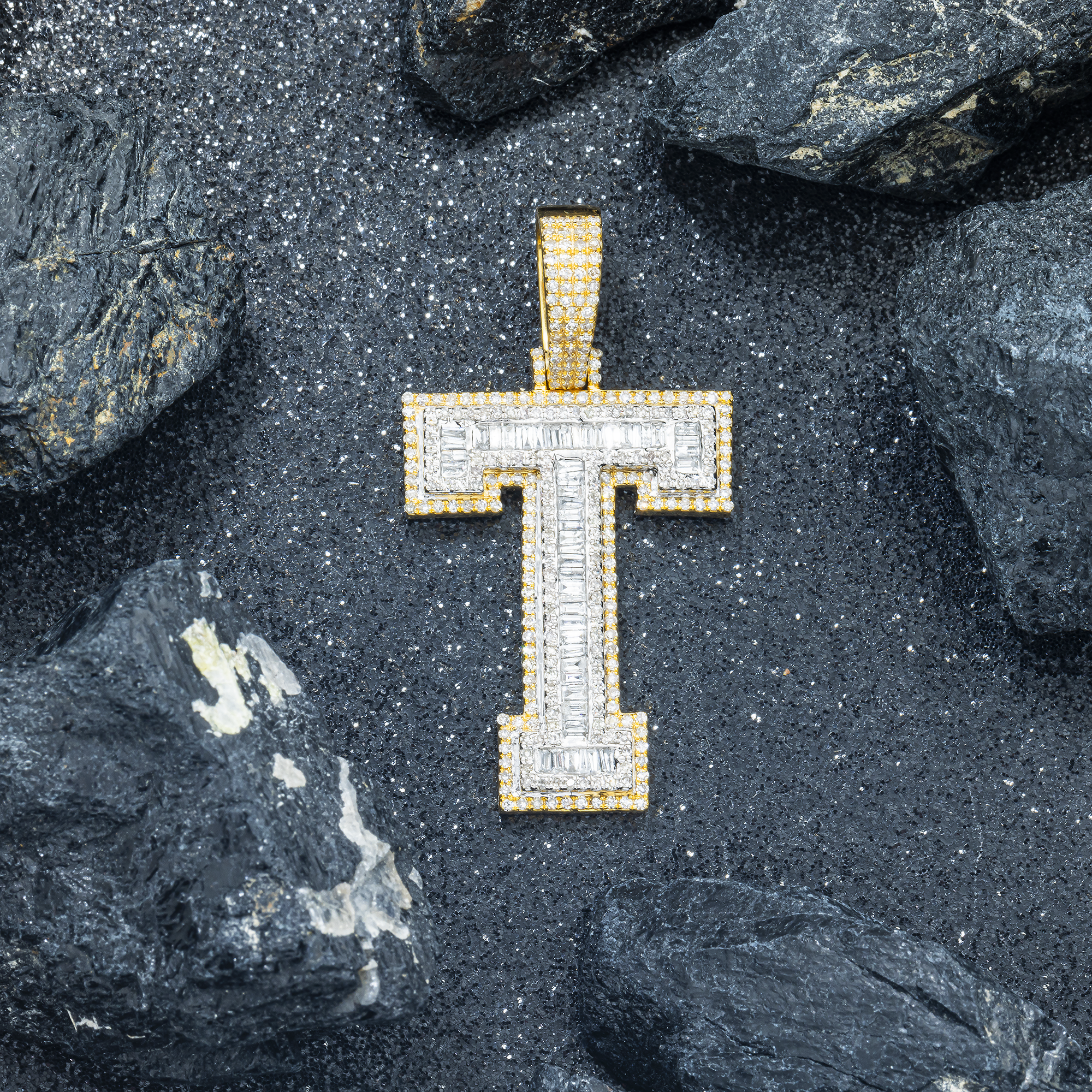 10K GOLD BAGUETTE AND ROUND DIAMOND INITIAL T PENDANT 1.80 CT