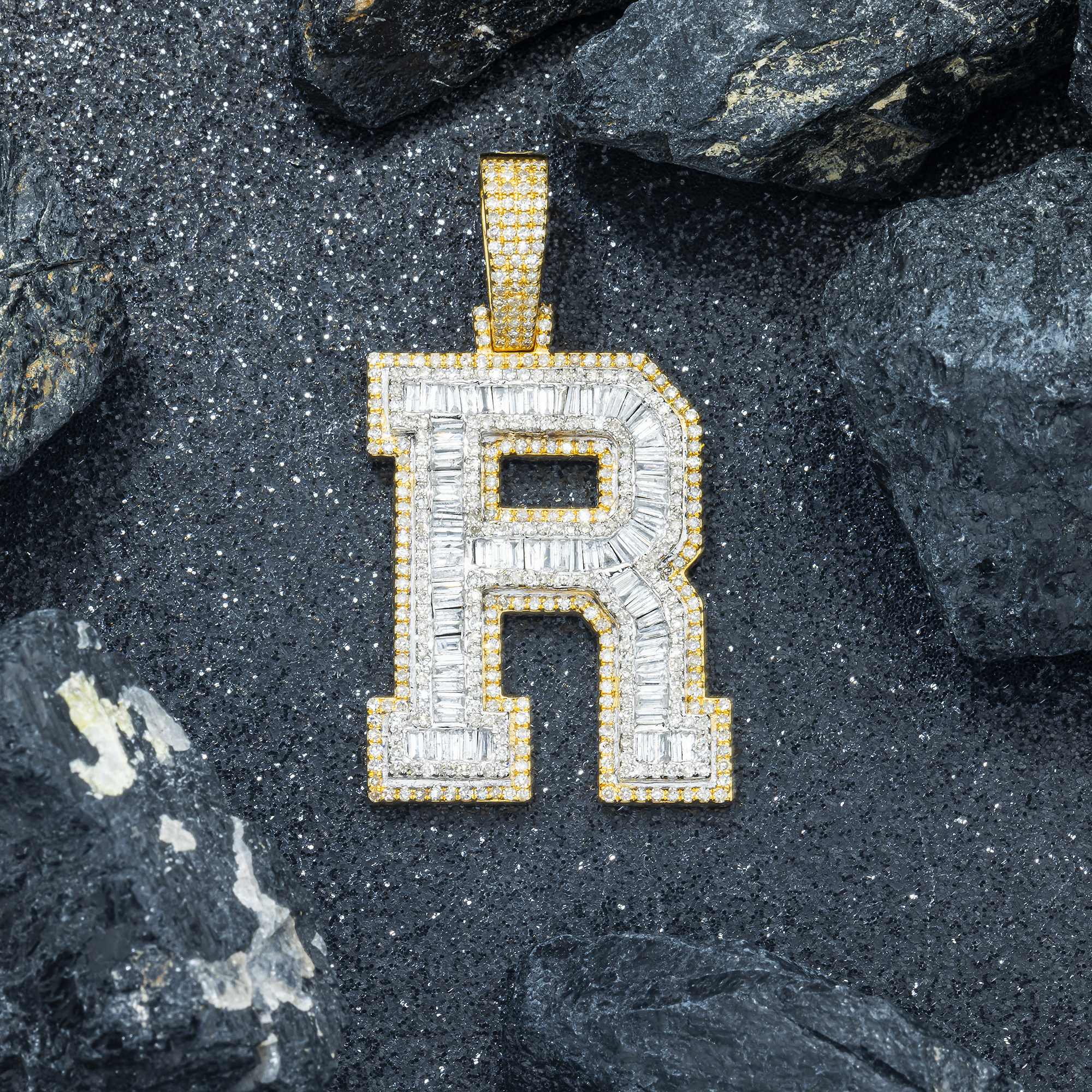 10K GOLD BAGUETTE AND ROUND DIAMOND INITIAL R PENDANT 2.50 CT