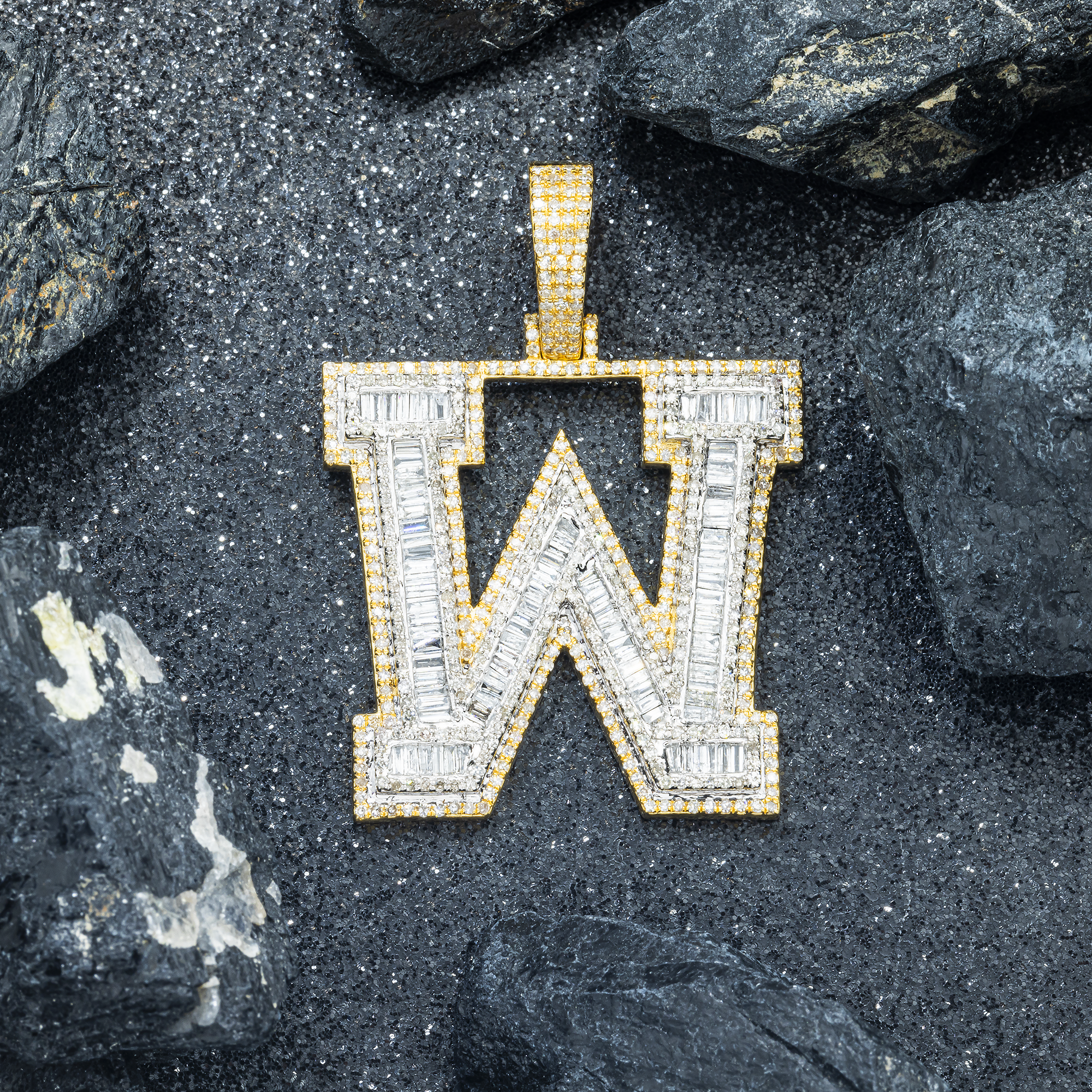 10K GOLD BAGUETTE AND ROUND DIAMOND INITIAL W PENDANT 3.35 CT