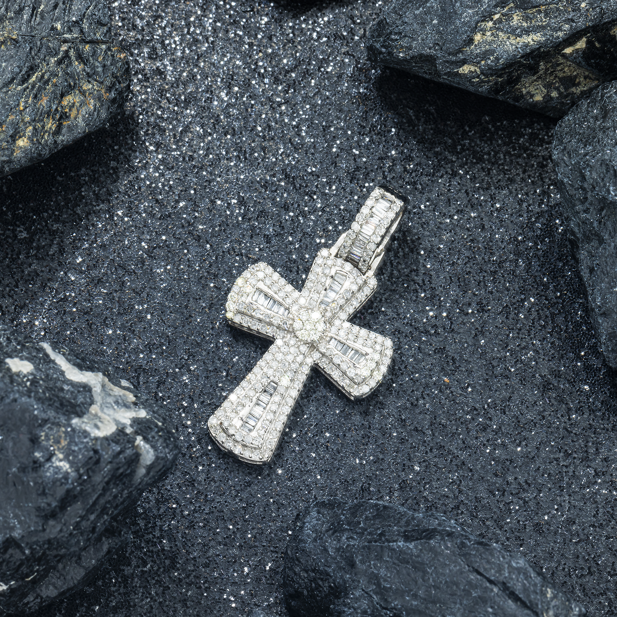 10K GOLD ROUND AND BAGUETTE DIAMOND CROSS PENDANT 1.40 CT