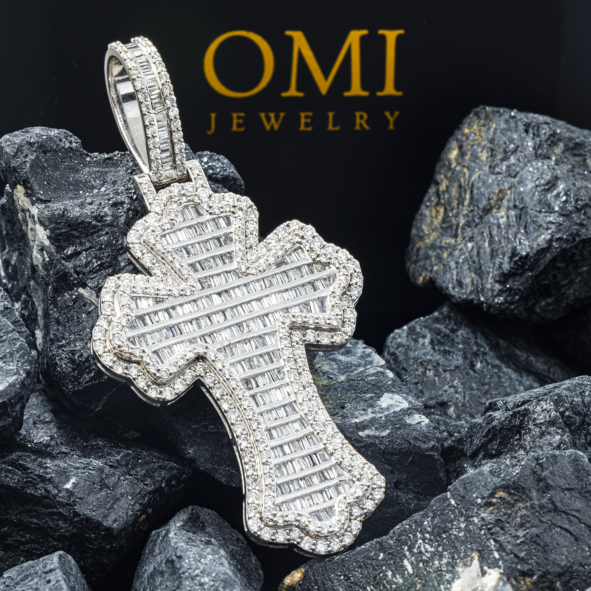 10K GOLD BAGUETTE AND ROUND DIAMOND FLEUR DE LIS CROSS PENDANT 4.45 CT