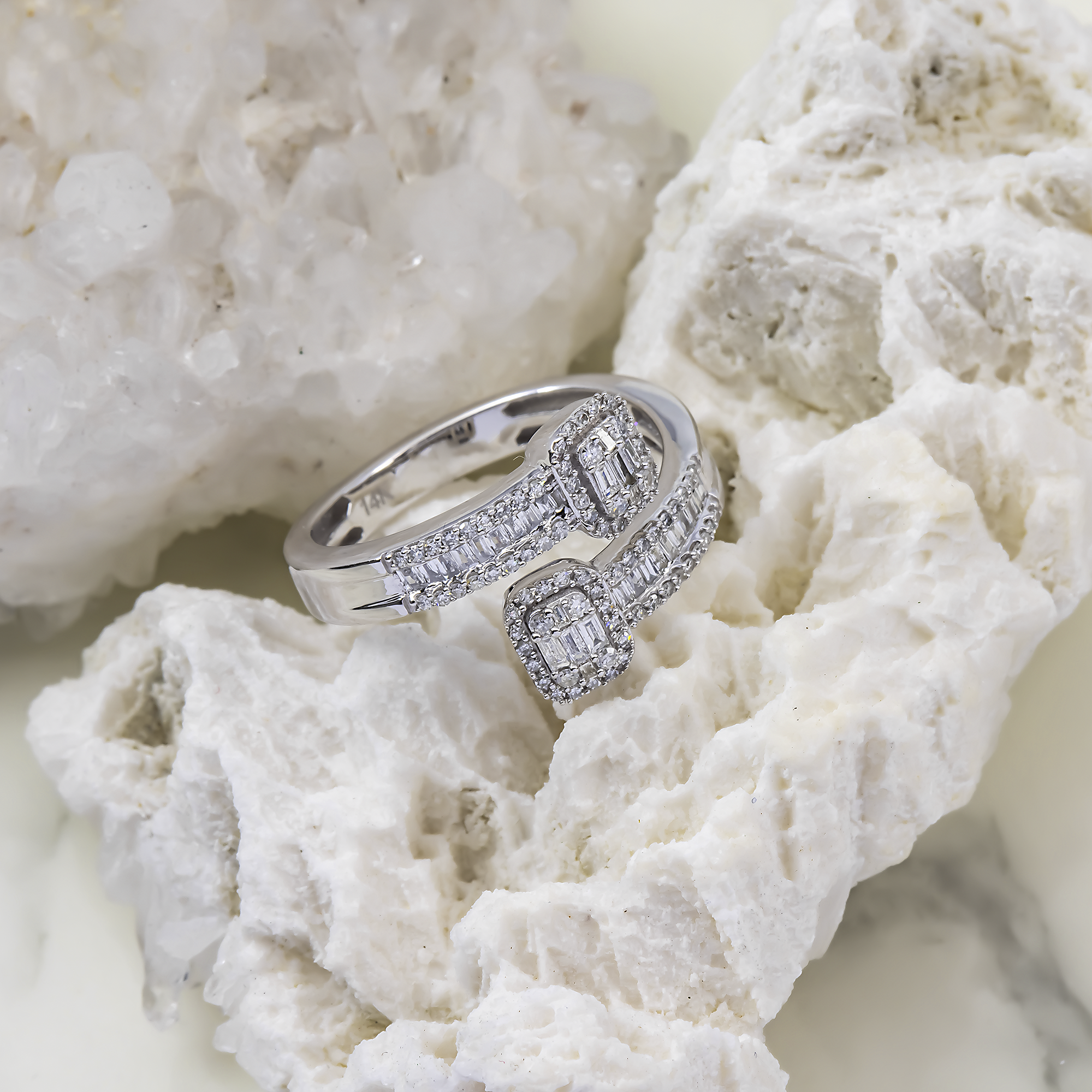 14K GOLD BAGUETTE AND ROUND DIAMOND WRAP RING 0.50 CT