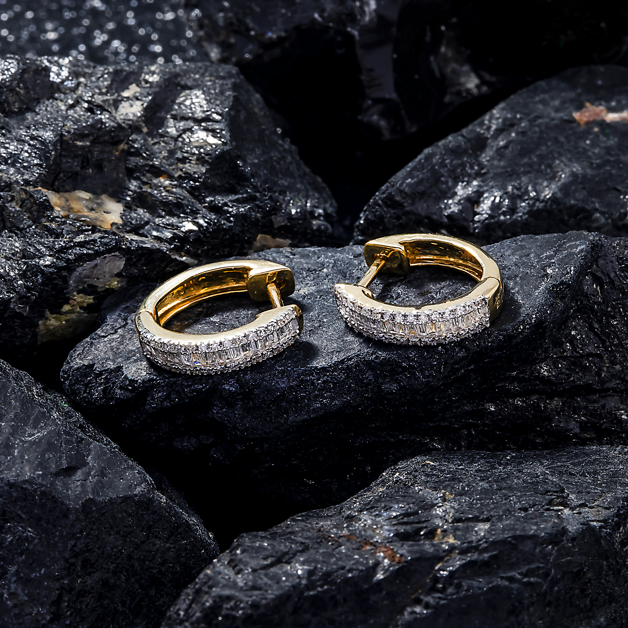 14K GOLD BAGUETTE AND ROUND DIAMOND SMALL HOOP EARRINGS 0.49 CTW