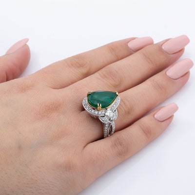 18K White Gold Round Shaped Emerald Ring